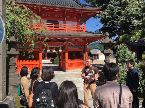 大円寺を訪れる様子
