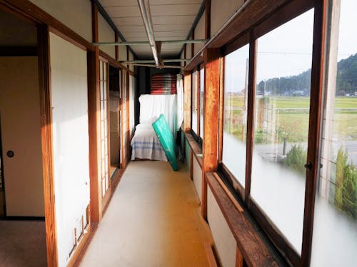 お店の裏手には木造の住居スペースが。リフォームは必要ですが店舗兼住居として利用できます。