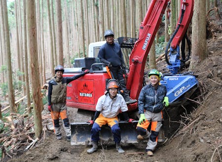 川手さんの所属する㈱片岡林業の皆さんと。