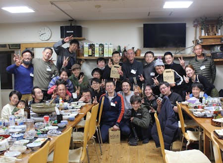 林業研修生のみんなでの集合写真(川手さん)