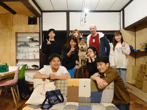 シェアハウスでパーティーも。柴犬の大吉さんがGLAMPiCの社長になってます!