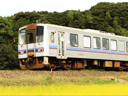 野山を走るキハ120形気動車