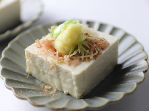 国産大豆と白川村の湧き水で作る伝統食材「石豆富」。大豆の味がしっかりして食べ応えがあります。