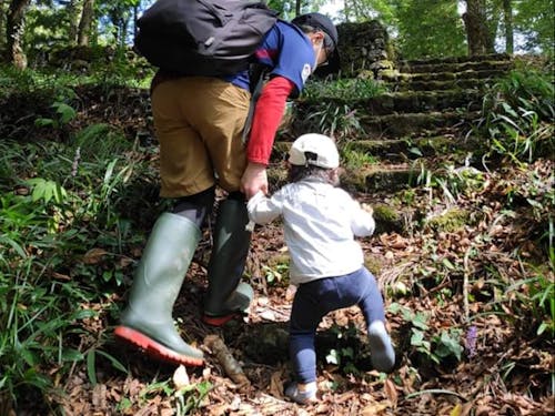 武藤です。学生時代から教育の分野で活動してきた中で、森のようちえんの魅力に出会い、森のようちえんを豊岡市で立ち上げるため移住してきました。