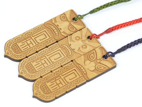 自社製 地域の守り神「御人形様」をモチーフにしたお守り