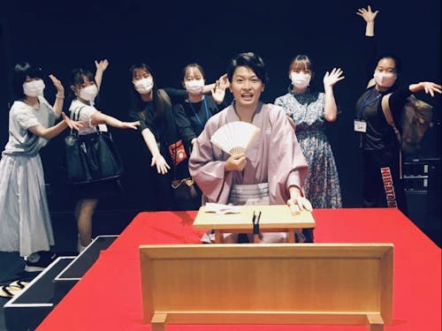 落語勉強会後、大学生に囲まれて嬉しそうなぎんちゃん