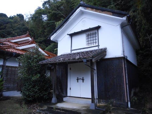 立派な蔵つき!その他、田畑・山林・納屋もついています!