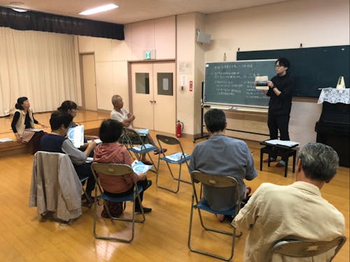 住民に空き家バンク制度の説明してます