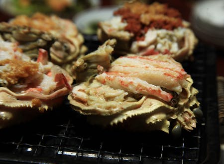 香箱蟹の甲羅煮は、芳醇な酒香とカニミソを楽しむ家庭料理。