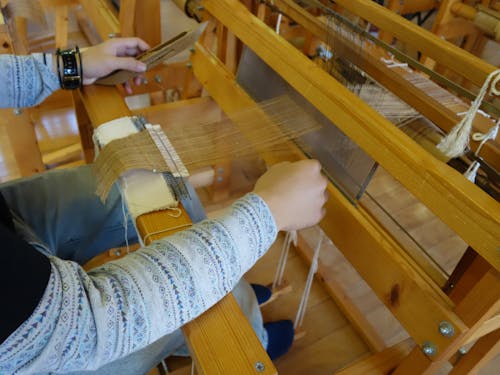 体験2日目のしな織体験では、コースター作りに挑戦します。