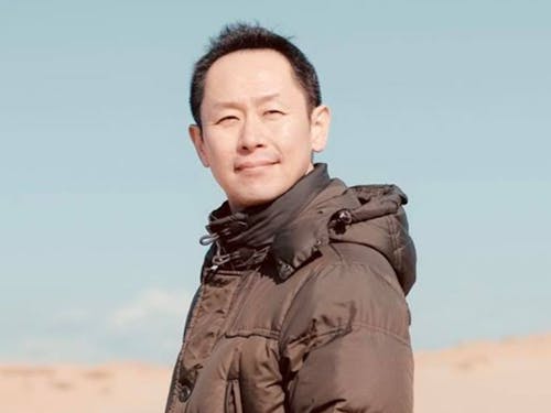 事業プロデューサー。生き方を変えるべき、地方(鳥取)へ移住。「旅と仕事を両立させる」をコンセプトに、年間300泊のホテル暮らし、年間5万キロ(地球1周+1/4)を車で移動するローカルノマド。