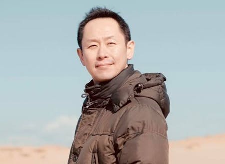 事業プロデューサー。生き方を変えるべき、地方(鳥取)へ移住。「旅と仕事を両立させる」をコンセプトに、年間300泊のホテル暮らし、年間5万キロ(地球1周+1/4)を車で移動するローカルノマド。
