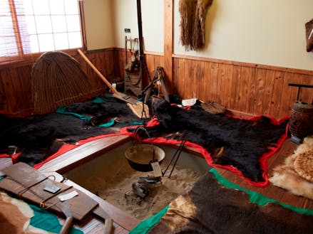 マタギ達が使用した珍しい狩りの道具や生活ぶり、衣装などマタギに関する資料を展示している「マタギ資料館」。