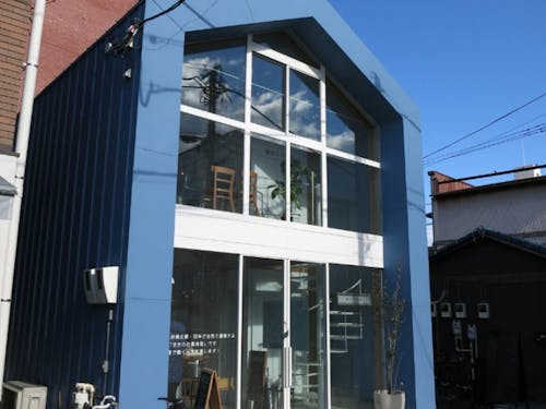 オフィスは鎌倉駅から約100m、徒歩1分です