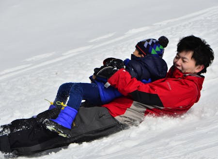 移住体験ツアーアテンドのワンシーン。時には子供たちと一緒に雪遊びすることもあります！
