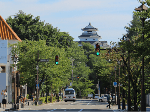 鶴ケ城などの歴史と伝統が息づく城下町