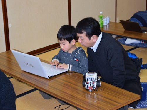 メンターと共にプログラムを作る様子