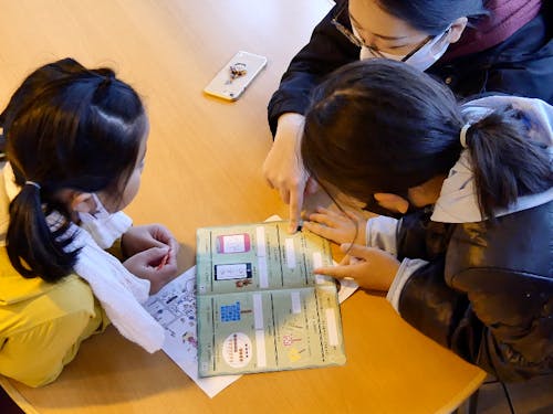 ナゾトキする子供たち