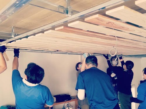 観光案内所を自分たちでリフォーム(天井を剥がして、板を取付中)