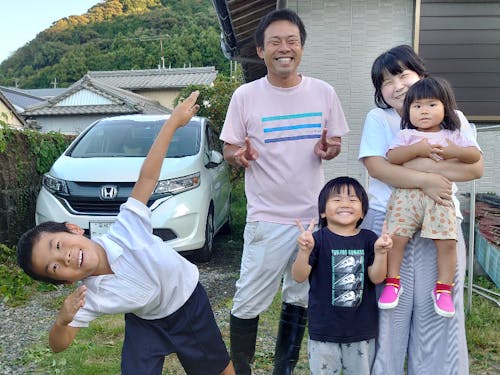 澳さんと3人の子供たち。港近くの一軒家で仲良く暮らしています。