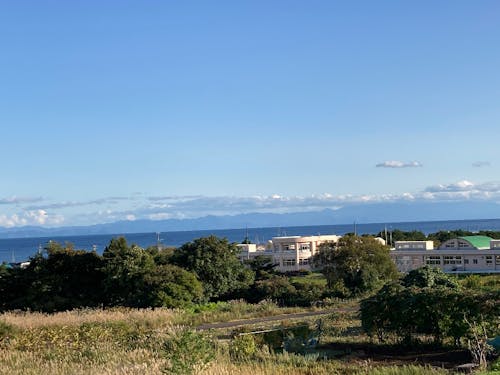 遠く海の向こうに下北半島が見えます