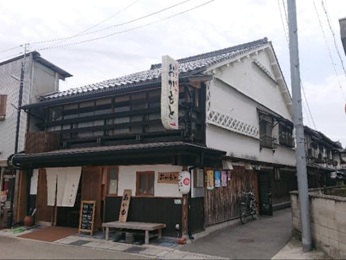 岡本旅館:久世駅前商店街に鎮座しています。