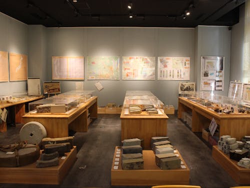 館内にはさまざまな砥石が展示される