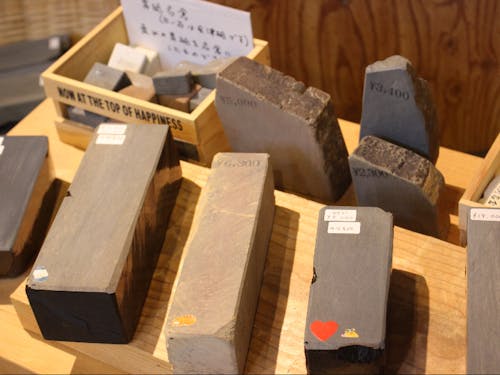 砥石の販売も大切な事業収入のひとつ