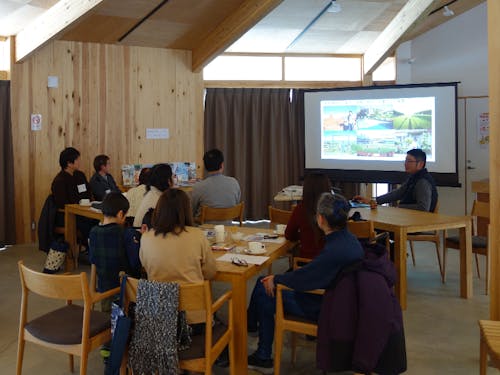 先輩移住者など町民との交流を行う「転入者応援カフェ」