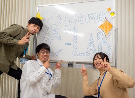 三瓶・野村　両公営塾のスタッフ（左から）岡島さん、齊藤さん、土居さん