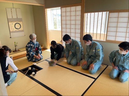 新人研修風景その2(茶道指導)