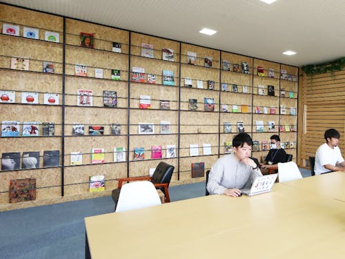 廃校の一室をリノベーションしたコワーキングスペース