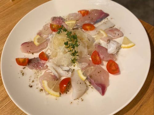 シェフがつくる旬魚のカルパッチョ