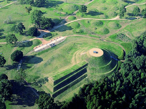 整備された公園内に300基以上の古墳が残っています