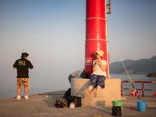 まったく釣り経験のない私でも小さなアジならたくさん釣れます。釣れたらみんなで捌いて食べましょう！集落探検をしつつ地域の方々と交流していただきます。畑作業の体験も！