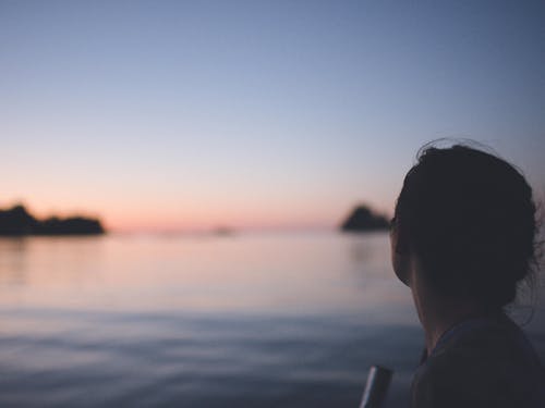 小型船に乗せてもらえるかも！海の上で魚釣りしながら夕日を眺めるのは、漁師さんの特権です。