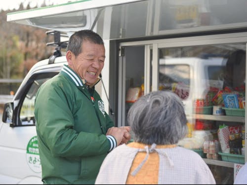人口4000人の小さな町の生活を支えるサービスとして移動販売車の町内運行を行っています。