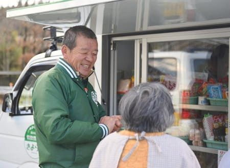 人口4000人の小さな町の生活を支えるサービスとして移動販売車の町内運行を行っています。