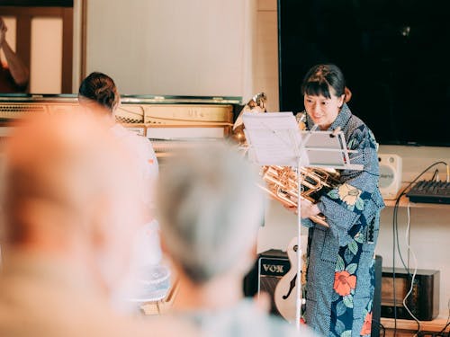 地域の方々に向けた音楽会や、起業家を迎えた勉強会など、多様な活動を久比で実践しています。