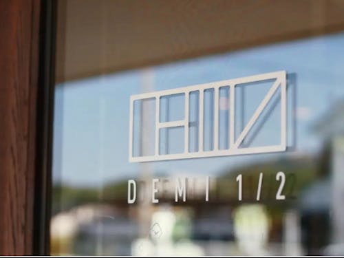 お洒落な雑貨屋DEMI1/2内でお仕事!