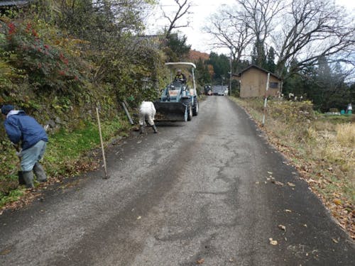 用水に溜まった土砂を汲み上げている様子