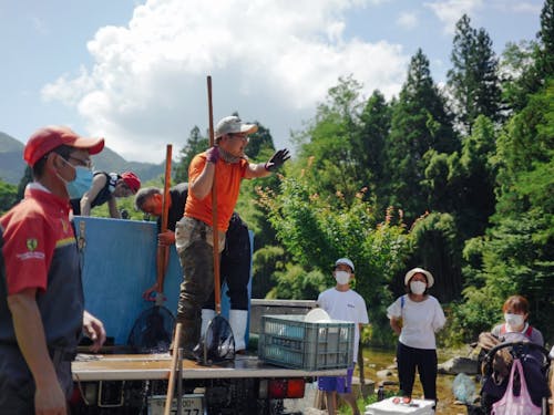 夏の魚つかみの準備は大人の一大事。