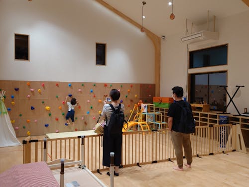 保育視察の一コマ。暮らしをイメージできるアテンドをします