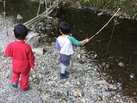 自然が子ども達の遊び場です。山、畑、小川、池…様々なフィールドを使って自分にしかできない「何か」に挑戦しませんか？