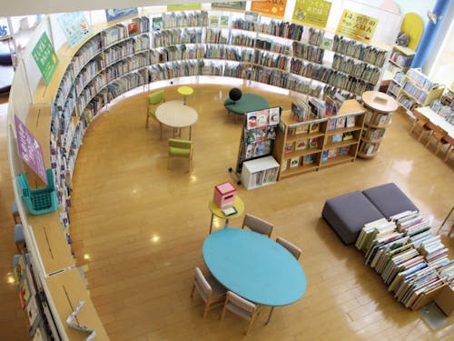 中継先の大島絵本館(射水市)