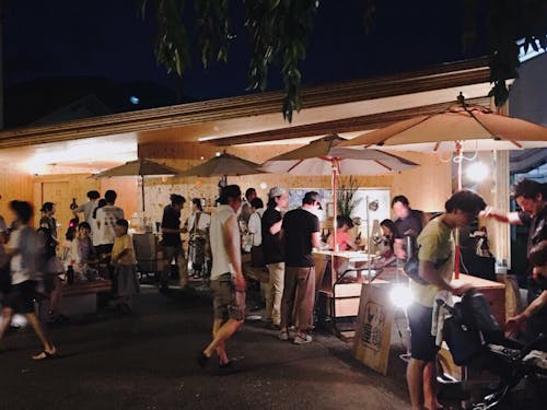 公衆トイレの前にも酒場が登場