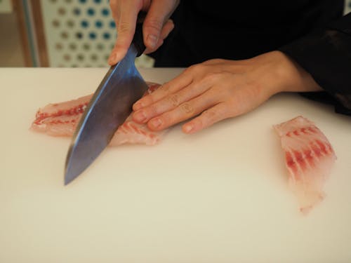 その日に仕入れた魚(チカメキントキ)を捌く様子