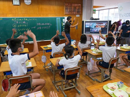 ICT学習で沖縄県の今帰仁(なきじん)小学校とオンラインでつないだ給食時間