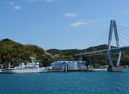 上島町の島々は、橋と船でつながれています。