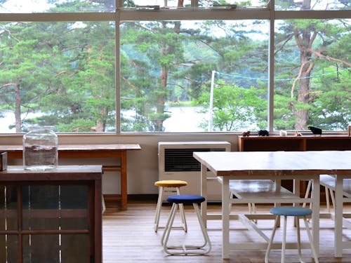 小学校家具に囲まれ懐かしい雰囲気で湖を眺められるカフェ